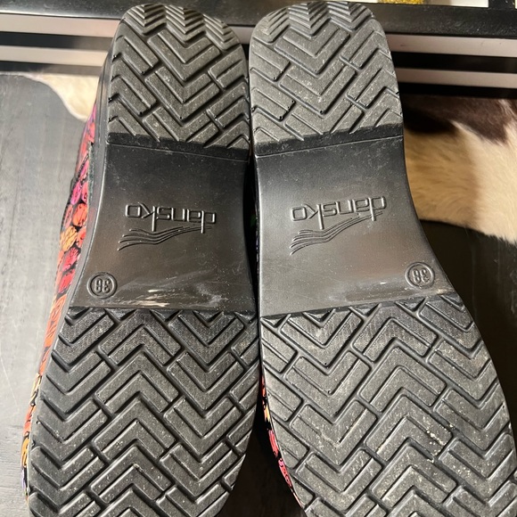 - DANSKO Professional Wildflower Patent Clogs, Women’s 38 dots - Picture 7 of 10